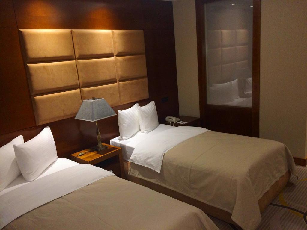 Royal Plaza Hotel And Casino Qapschaghai Zimmer foto