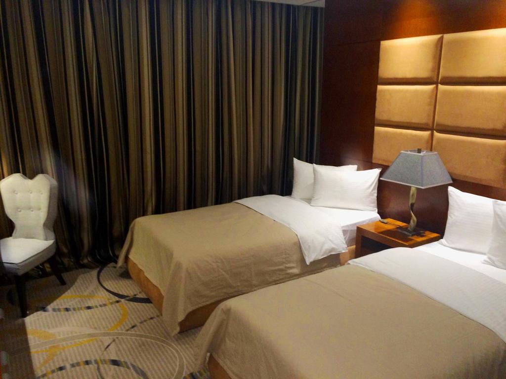 Royal Plaza Hotel And Casino Qapschaghai Zimmer foto